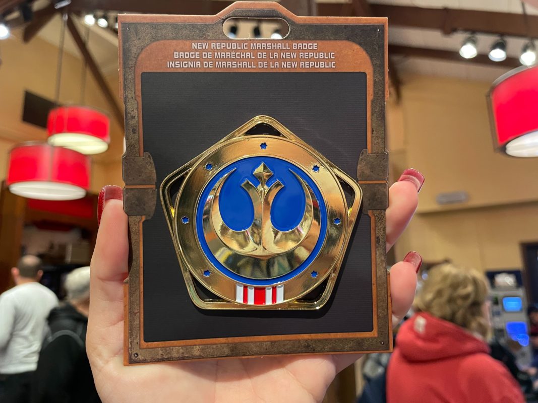 L'insigne de maréchal de la Nouvelle République de 'Star Wars' est désormais disponible à Walt Disney World - WDW News Today 2 L'insigne de maréchal de la Nouvelle République de 'Star Wars' est désormais disponible à Walt Disney World - WDW News Today - 1