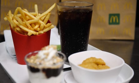 L'interdiction de la vaisselle à usage unique dans les restaurants saluée comme la "révolution" de la restauration rapide en France | France 1 Un plateau-repas avec de la vaisselle et des contenants réutilisables dans un restaurant McDonald's. Les militants écologistes disent qu'ils surveilleront les établissements de restauration rapide pour s'assurer que la vaisselle en plastique réutilisable est gérée de manière responsable