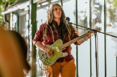 Marisa Anderson parle de l'art de l'improvisation par rapport à la composition et de l'attrait éternel d'une guitare électrique à maintien. - 7