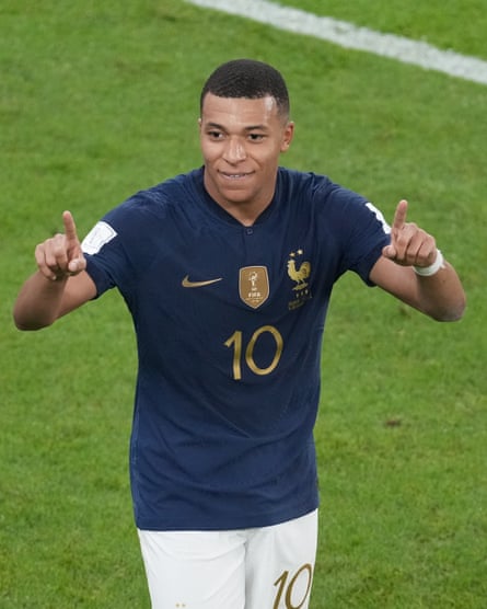 "Notre idole" : les buts de Kylian Mbappé en Coupe du monde font le bonheur des banlieues | France 1 Kylian Mbappé célèbre le troisième but de la France lors de sa victoire 3-1 contre la Pologne dimanche dernier