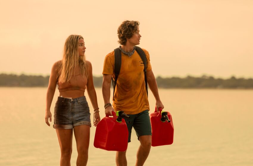 Outer Banks saison 3 dernières mises à jour (janvier 2023) 3 OUTER BANKS (de gauche à droite) MADELYN CLINE dans le rôle de SARAH CAMERON et CHASE STOKES dans le rôle de JOHN B dans l'épisode 204 de OUTER BANKS Cr. JACKSON LEE DAVIS/NETFLIX © 2021