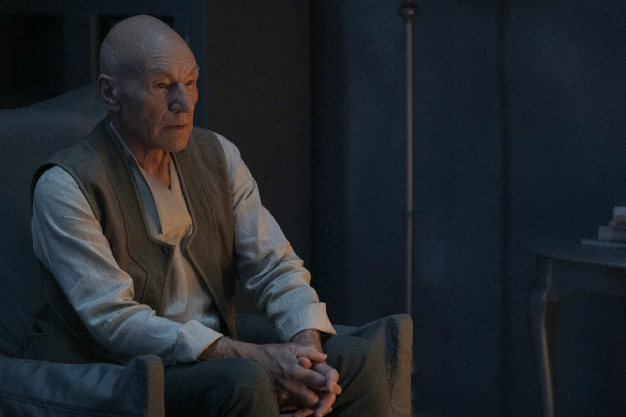 Patrick Stewart se fâche contre Alexa dans un clip de Star Trek : Picard saison 3 2 Patrick Stewart se fâche contre Alexa dans un clip de Star Trek : Picard saison 3 - 1