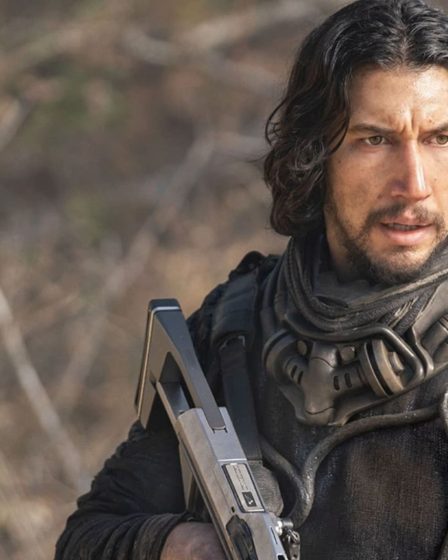 Regardez Adam Driver tirer sur des dinosaures dans la bande-annonce de "65". 6 Regardez Adam Driver tirer sur des dinosaures dans la bande-annonce de "65". - 5