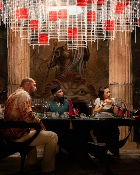 Rian Johnson sait que le frère technicien de "Glass Onion" lui est très familier. 96 Rian Johnson sait que le frère technicien de "Glass Onion" lui est très familier. - 95