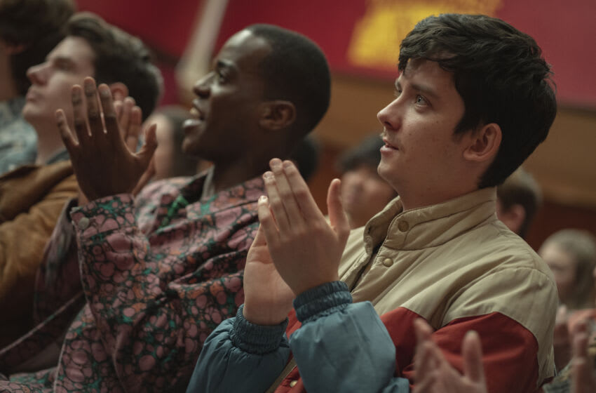 Sex Education saison 4 dernières mises à jour (janvier 2023) 3 Sex Education Saison 3. Connor Swindells dans le rôle d'Adam Groff, Ncuti Gatwa dans le rôle d'Eric Effiong, Asa Butterfield dans le rôle d'Otis Milburn dans l'épisode 6 de Sex Education Saison 3. Cr. Sam Taylor/NETFLIX © 2020