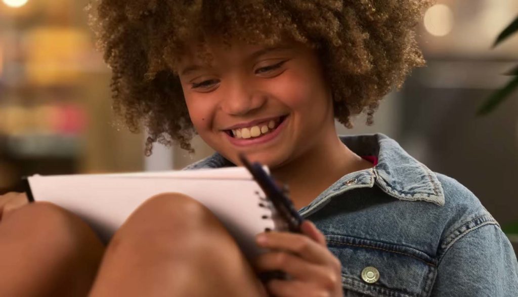 Top Télévision 2022 : les choix de fin d'année de Plugged In 3 Petite fille dessinant sur un bloc-notes - Amber Brown