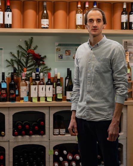 "Une tendance se dessine" : la France en tête du boom des boissons sans alcool | France 1 Augustin Laborde of Le Paon qui Boit.