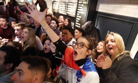 "Vous ne pouvez pas en vouloir à Messi": les Parisiens réagissent alors que la France perd la finale de la Coupe du monde | France 1 Les fans réagissent en regardant la finale dans un bar à Paris