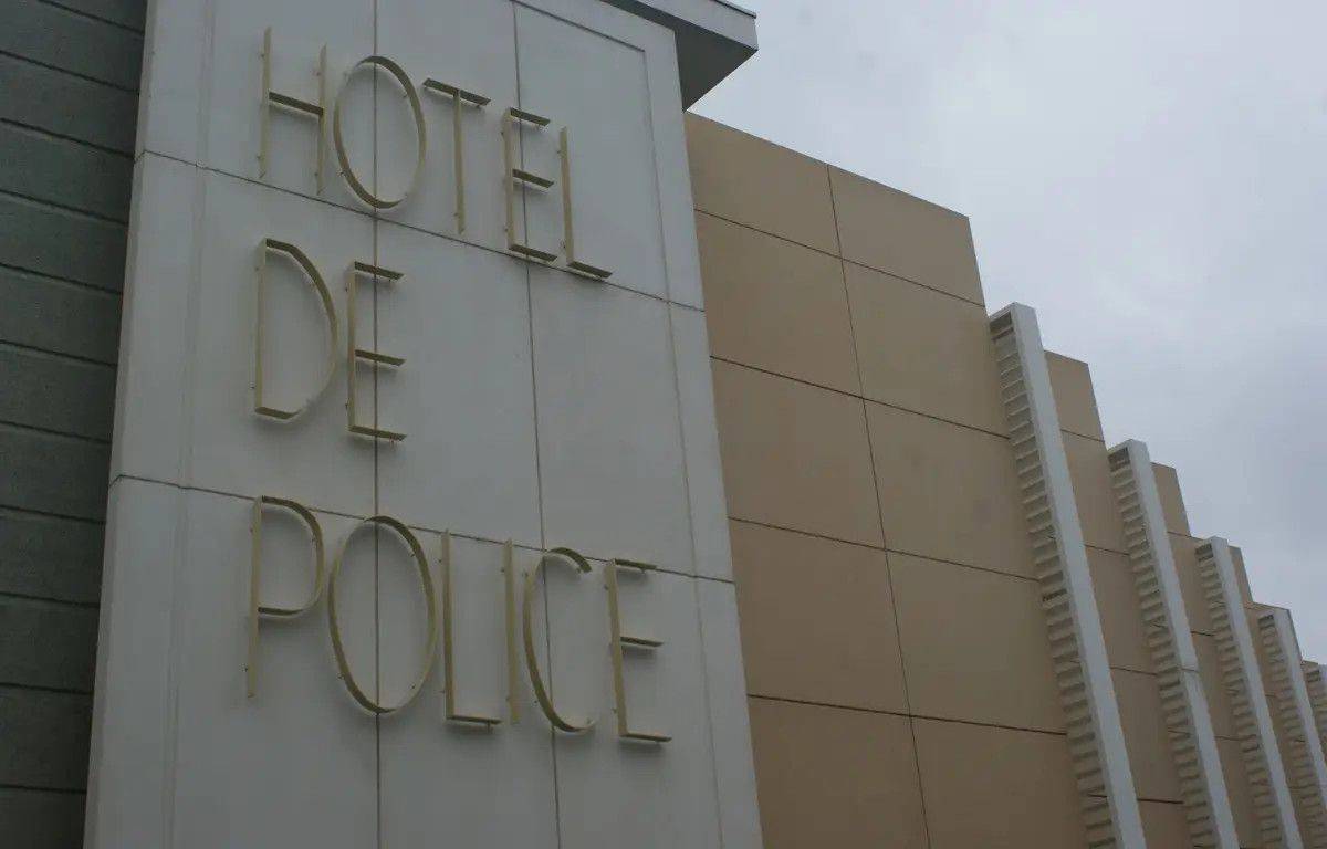 Une femme soupçonnée d'avoir offert de la drogue à des policiers en civil - 1