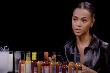 Zoe Saldaña parle de la différence entre les Trekkies et les fans de Marvel dans "Hot Ones". - 7