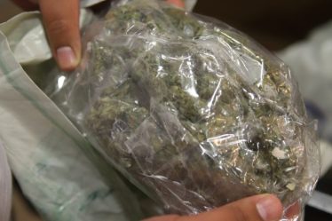 il jette des pains de cannabis par la fenêtre, ils atterrissent dans la cour de l'école › - 6
