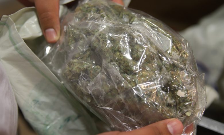 il jette des pains de cannabis par la fenêtre, ils atterrissent dans la cour de l'école › 2 il jette des pains de cannabis par la fenêtre, ils atterrissent dans la cour de l'école › - 1