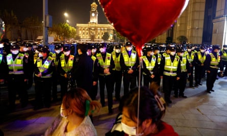 Célébrations du Nouvel An : feux d'artifice et festivités dans les incertitudes mondiales | Nouvelles du monde 4 La police de Wuhan, en Chine, garde une zone pour éviter les rassemblements de masse lors des célébrations du Nouvel An