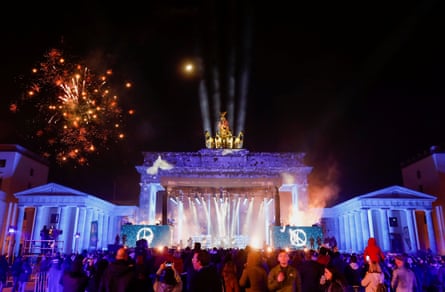 Célébrations du Nouvel An : feux d'artifice et festivités dans les incertitudes mondiales | Nouvelles du monde 5 Un feu d'artifice explose derrière la porte de Brandebourg à Berlin.