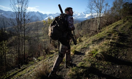 "Toutes les traditions ne sont pas bonnes" : les accidents mortels creusent le fossé de la chasse en France | France 2 Un chasseur se promène dans les Pyrénées, France