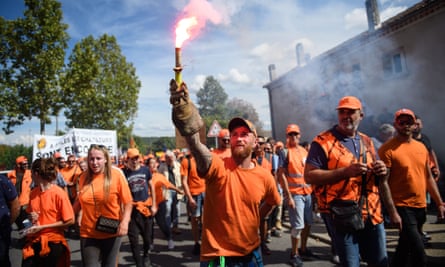 "Toutes les traditions ne sont pas bonnes" : les accidents mortels creusent le fossé de la chasse en France | France 3 Un manifestant déclenche une fusée éclairante lors d'une manifestation pour la défense de la chasse à Forcalquier, France