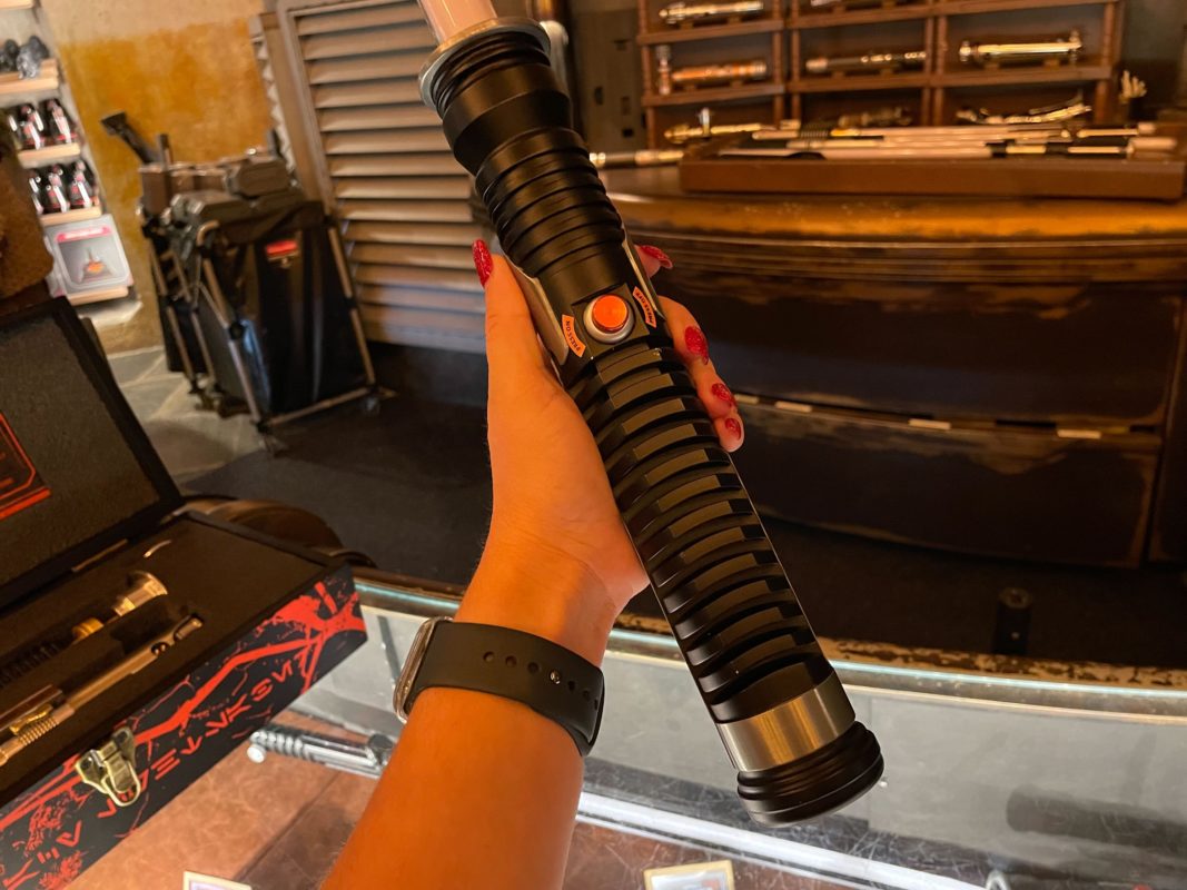 La poignée du sabre laser de l'héritage de Qui-Gon Jinn arrive aux Disney's Hollywood Studios 3 Qui Gon Jinns Legacy Lightsaber 00007