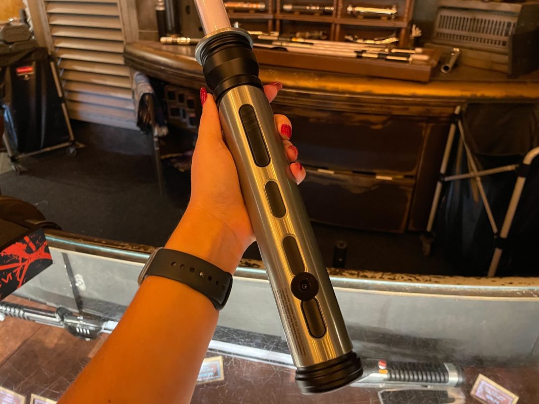 La poignée du sabre laser de l'héritage de Qui-Gon Jinn arrive aux Disney's Hollywood Studios 5 Sabre laser Qui Gon Jinns Legacy 00001