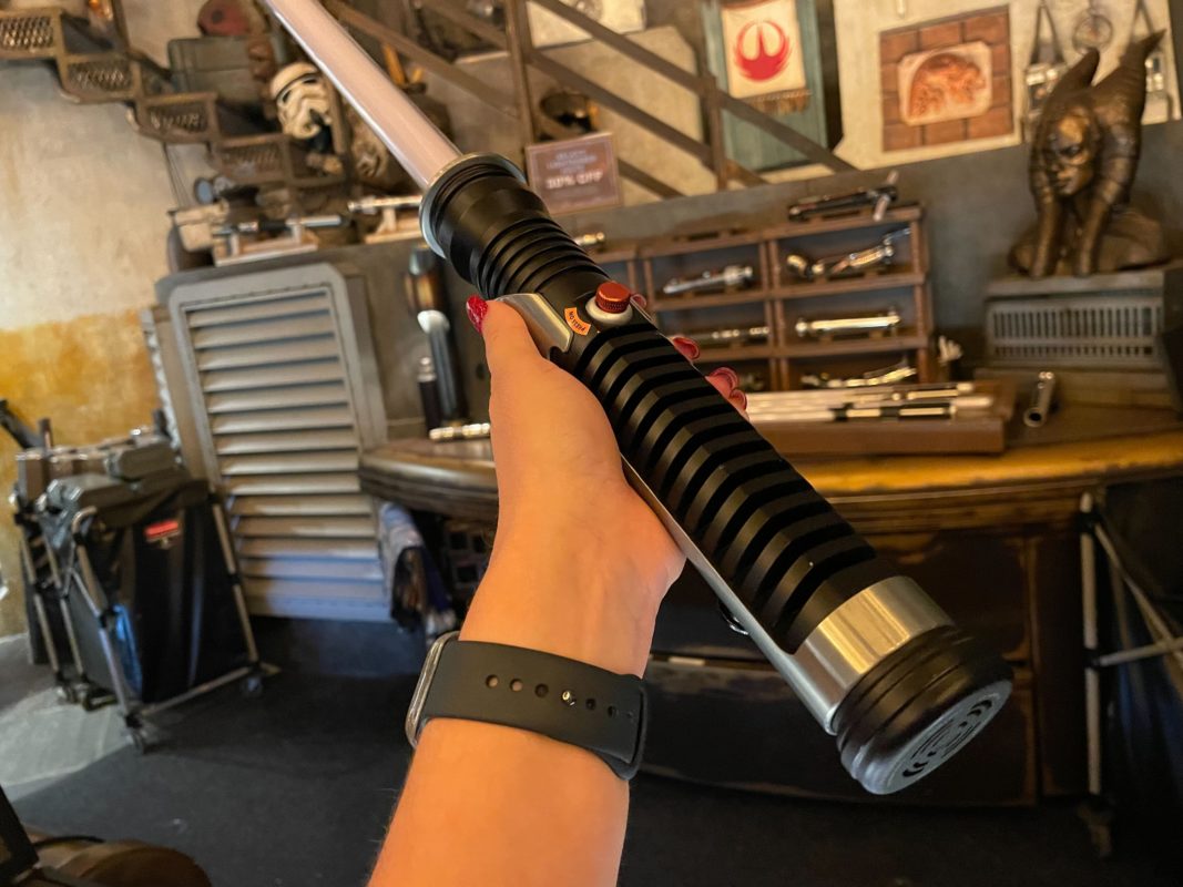 La poignée du sabre laser de l'héritage de Qui-Gon Jinn arrive aux Disney's Hollywood Studios 4 Le sabre laser Legacy de Qui-Gon Jinn