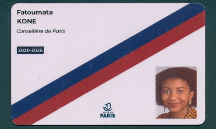 « Chaque jour, j'apprends » : l'identité franco-africaine en France – reportage photo | France 4 Fatoumata Koné’s professional card