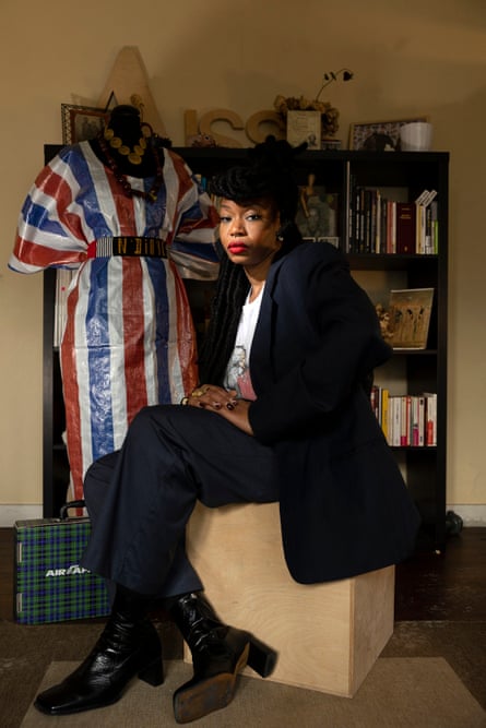 « Chaque jour, j'apprends » : l'identité franco-africaine en France – reportage photo | France 13 Aissé N’Diaye at home in Saint-Ouen