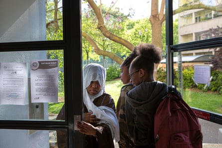 « Chaque jour, j'apprends » : l'identité franco-africaine en France – reportage photo | France 8 Assa Doucouré croise de jeunes étudiants à l'entrée de l'immeuble où habite sa mère, dans le 13e arrondissement de Paris, 2017