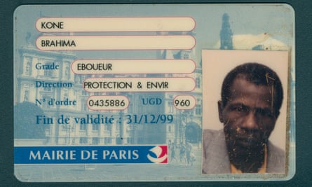 « Chaque jour, j'apprends » : l'identité franco-africaine en France – reportage photo | France 5 La carte professionnelle du père de Fatoumata Koné, qui travaillait comme éboueur.