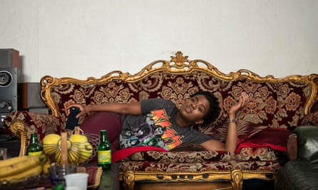 « Chaque jour, j'apprends » : l'identité franco-africaine en France – reportage photo | France 7 Kheira se détend après un déjeuner chez ses cousins à Bezons, 2018