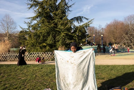 « Chaque jour, j'apprends » : l'identité franco-africaine en France – reportage photo | France 9 Coumba Doucouré in a public park in Saint-Denis