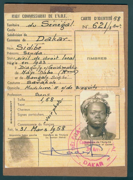 « Chaque jour, j'apprends » : l'identité franco-africaine en France – reportage photo | France 17 Carte d'identité française de la grand-mère d'Aïssé N'Diaye du temps où le Sénégal était une colonie.