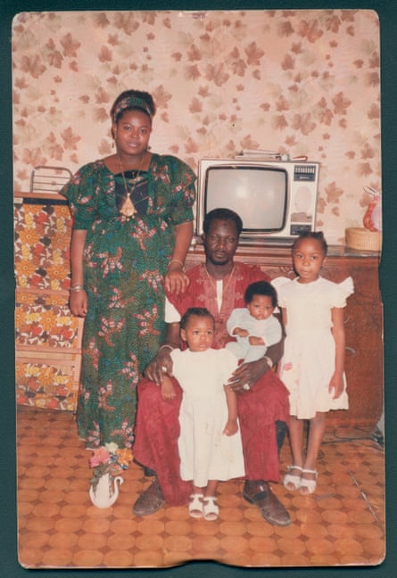 « Chaque jour, j'apprends » : l'identité franco-africaine en France – reportage photo | France 16 La famille N'Diaye réunie dans sa maison en France