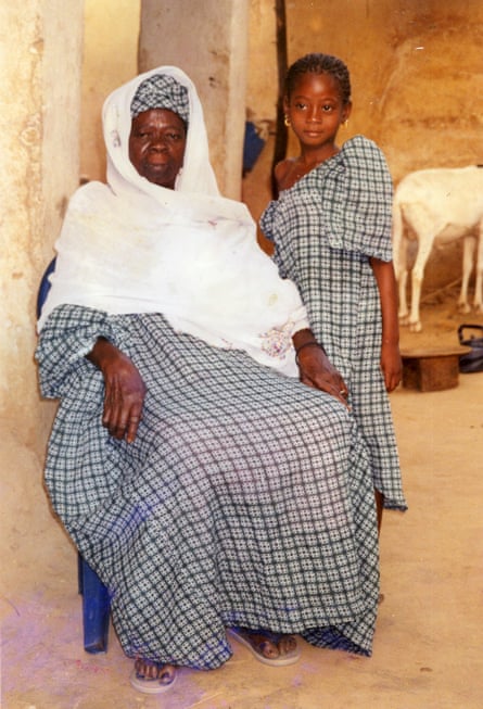 « Chaque jour, j'apprends » : l'identité franco-africaine en France – reportage photo | France 14 Tante et cousine d'Aïssé N'Diaye en Mauritanie