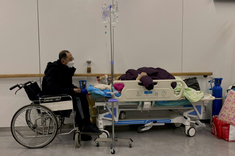 Un malade du Covid-19 dans un hôpital de Tianjin, près de Pékin (nord), le 28 décembre 2022 (AFP - Noel Celis)