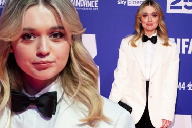 'Sex EducationLa star Aimee Lou Wood excelle dans la vie dans le film " Living " - Q&R - 15