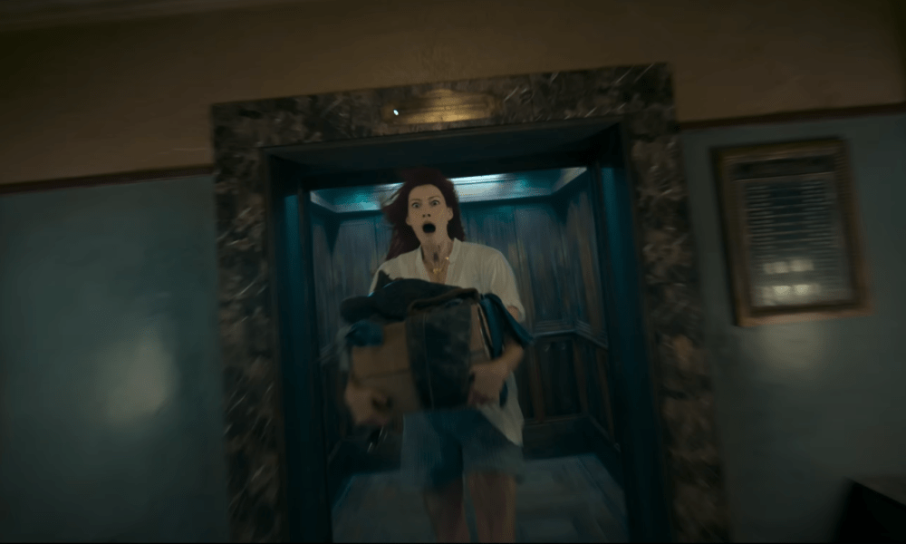 Evil Dead Rise " - Lee Cronin explique comment l'appartement est la cabane dans le nouveau film " Evil Dead ". 2 Evil Dead Rise " - Lee Cronin explique comment l'appartement est la cabane dans le nouveau film " Evil Dead ". - 1