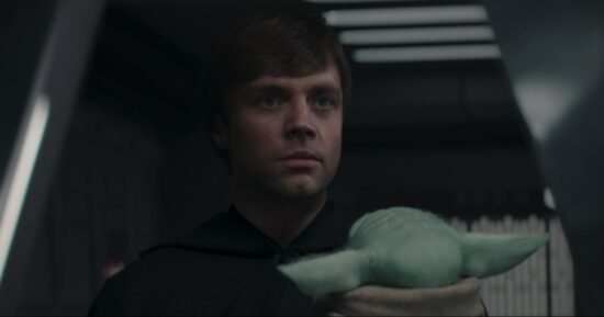 La star de "Mandalorian" cherche à faire le saut chez Marvel - "Je le veux". 9 Mark Hamill en Luke Skywalker tenant Grogu