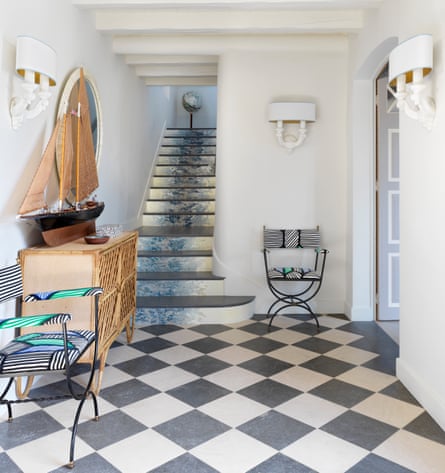 Inverser la tendance avec une maison à thème nautique sur la côte française | Intérieurs 4 Le sol traditionnel en pierre à damier bleu et blanc dans le hall d'entrée.