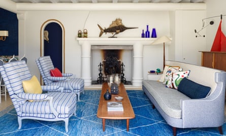 Inverser la tendance avec une maison à thème nautique sur la côte française | Intérieurs 2 Le salon sur le thème nautique, avec moquette bleue, canapé bleu et deux chaises bleues et blanches.