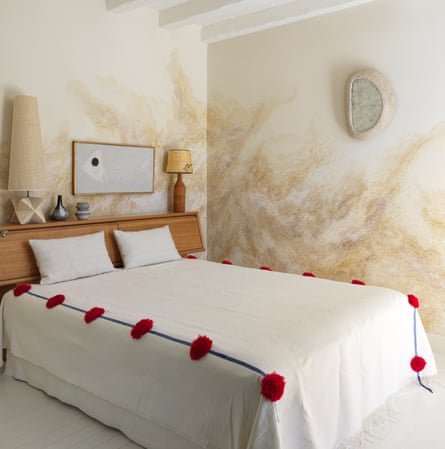Inverser la tendance avec une maison à thème nautique sur la côte française | Intérieurs 3 Une murale tempête de sable dans une chambre.