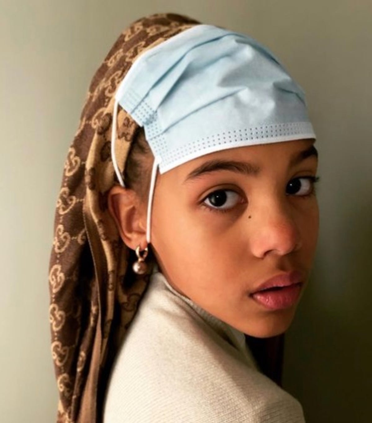 La jeune fille porte un masque sur un turban dans cette interprétation de