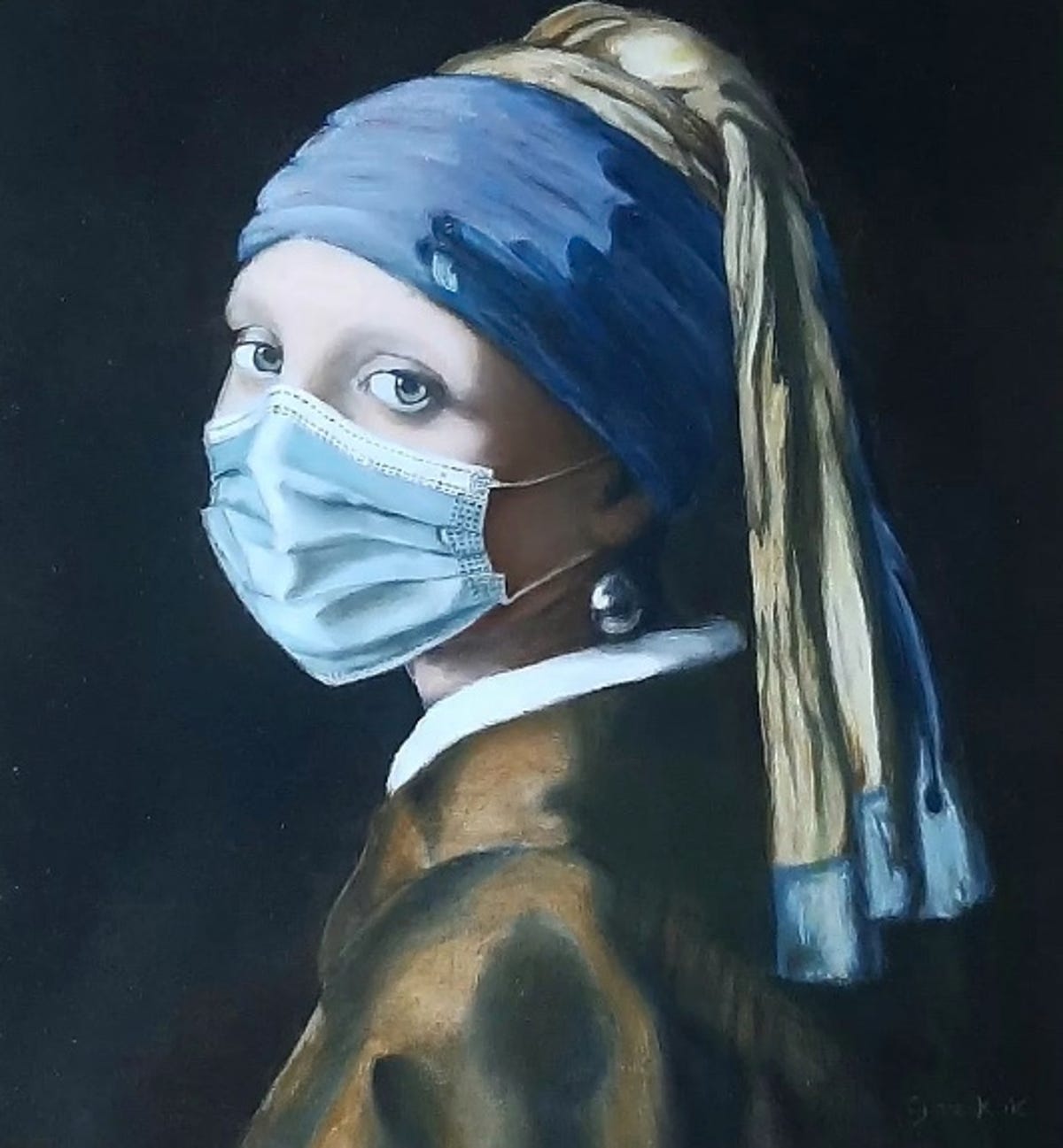 Fille avec une boucle d'oreille perle dans un masque