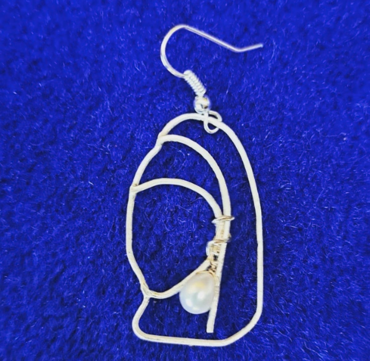 Boucle d'oreille en forme d'image Fille avec une boucle d'oreille en perle