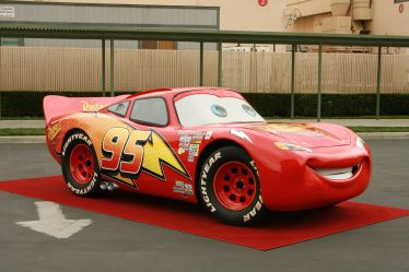 Sur quelle voiture est basé Lightning McQueen dans les films "Cars" ? - 8