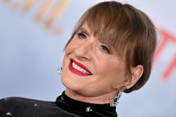 Agatha : Coven of Chaos Cast, Plot Details - Marvel Agatha Harkness Powers 14 Agatha Coven of Chaos met en scène Patti LuPone. Ici, Patti LuPone assiste à la première du film Netflix "L'école du bien et du mal" au Regency Village Theatre le 18 octobre 2022 à Los Angeles, Californie. (Photo par Axelle/Bauer-Griffin/FilmMagic )