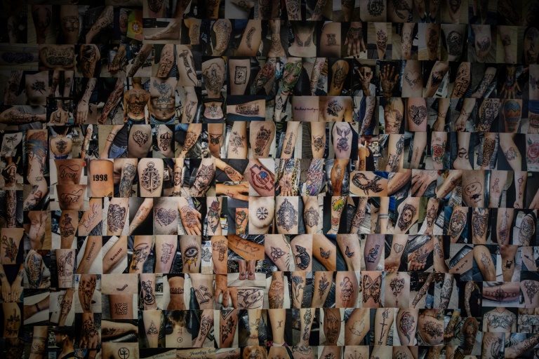 Photos de tatouages ​​sur le mur d'une enseigne Tradtoo à Lelystad, aux Pays-Bas, le 10 janvier 2023. (AFP — Simon Wohlfahrt)