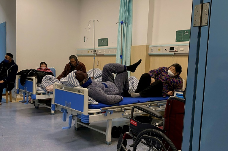 Des patients atteints de Covid-19 attendent un traitement le 5 janvier 2023 à l'hôpital de Fengyang dans l'est de la Chine (AFP/Archive - Noel Celis)
