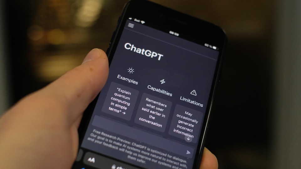 Un téléphone avec une page ChatGPT ouverte.