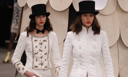 Le défilé élégant de Chanel est l'œil silencieux d'une tempête sur Twitter à la Fashion Week de Paris | semaine de la mode parisienne 3 L'élégance discrète au défilé Chanel de mardi.