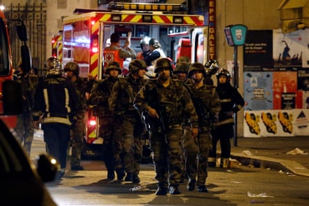 « J'ai cédé quand j'ai vu sa dépouille » – le biopic sur « la première femme kamikaze d'Europe » | Film 2 En état de siège… des soldats dans les rues de Paris lors des attentats.