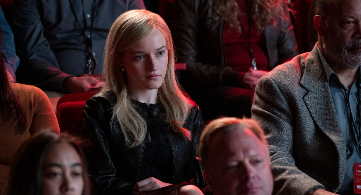Julia Garner en Anna Delvery dans 'Inventing Anna'.